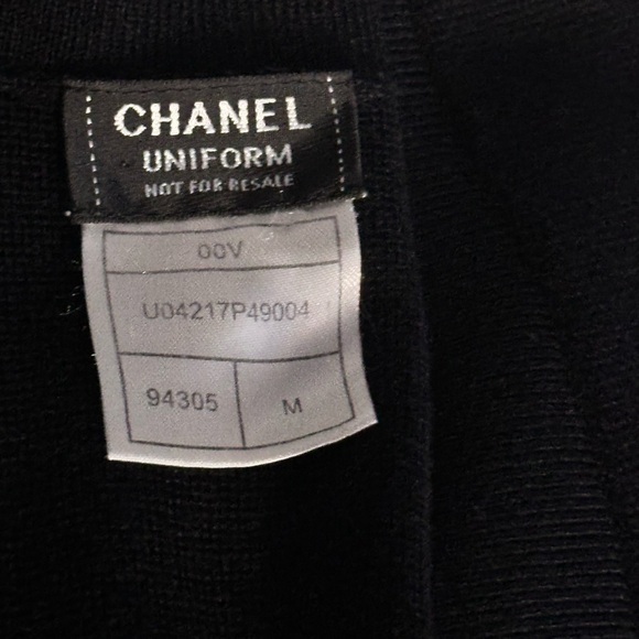 CHANEL V-NECK CARDIGAN WITH CC LOGO BUTTON CLOSURE - Picture 5 of 7